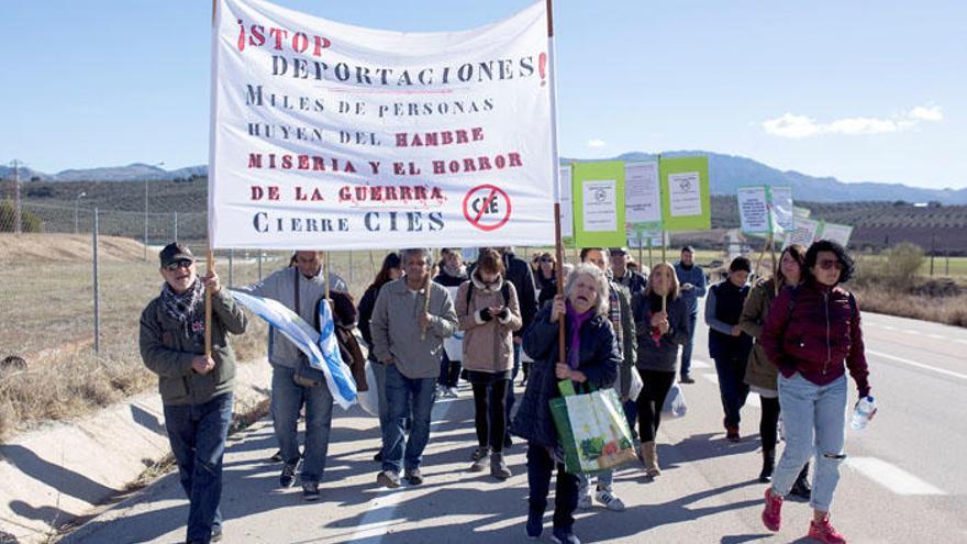La plataforma ciudadana 'Contra el CIE de Archidona' ha convocado una manifestacion a las puertas del centro penintenciario Málaga II para protestar contra el uso que se le está dando como centro de internamiento de extranjeros.
