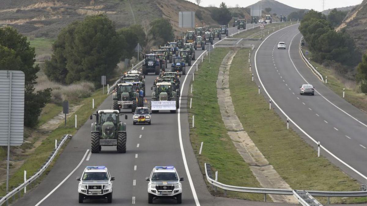 Los tractores, hace unos días, por la autovía camino de la capital oscense.