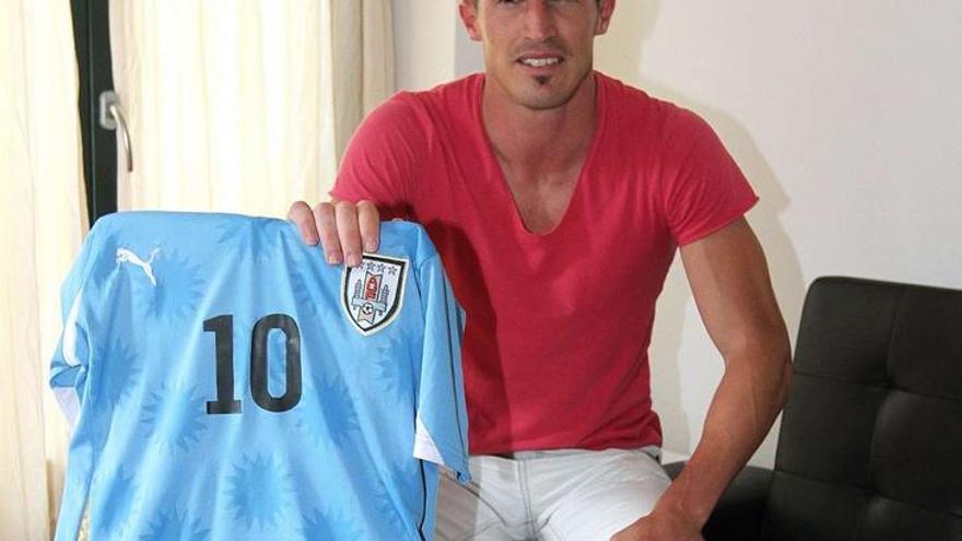 El portero del Ourense, Pato Guillén, posa con la camiseta de la selección uruguaya.