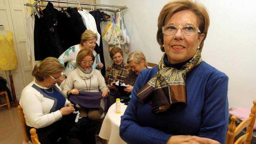 Catalina Cara, ayer, en el taller de bordado de la cofradía marraja.