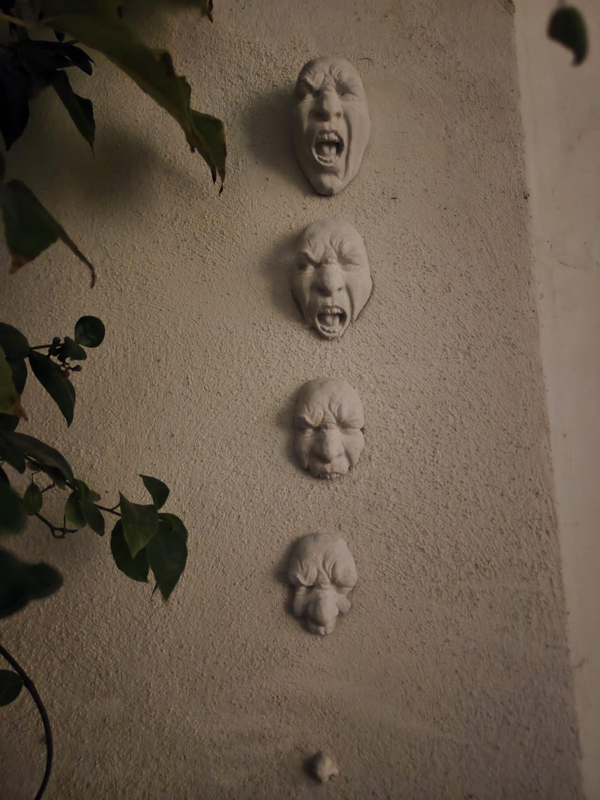 Caras de arcilla aparecidas en una vivienda particular este 9 de octubre.