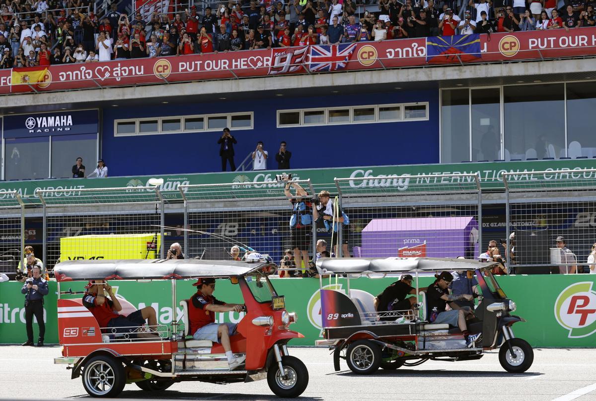 El Ducati Lenovo contra el Aprilia Racing en la carrera de tuk-tuk del GP de Tailandia