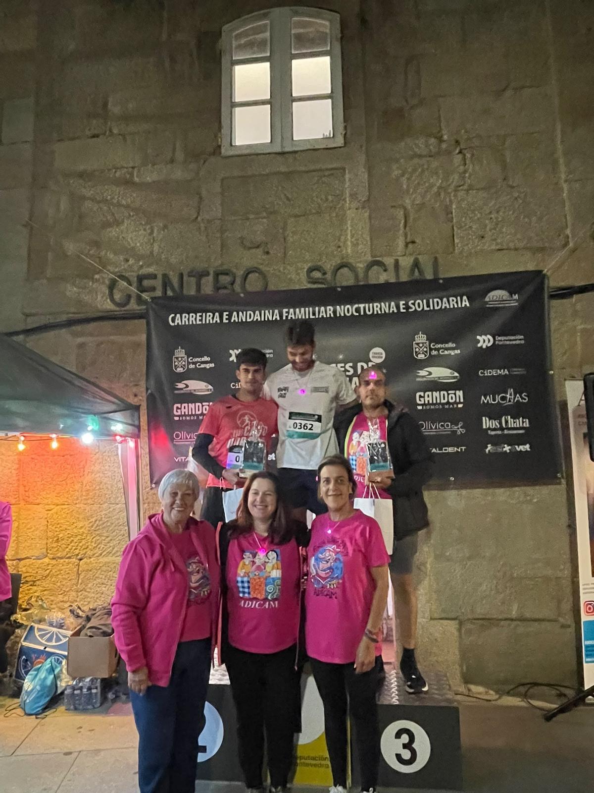 Más de 1.300 personas alumbran de rosa Cangas