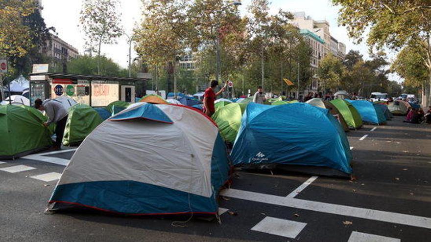 Els joves a la plaça Universitat demanen reforçar l&#039;acampada perquè temen un desallotjament dels Mossos