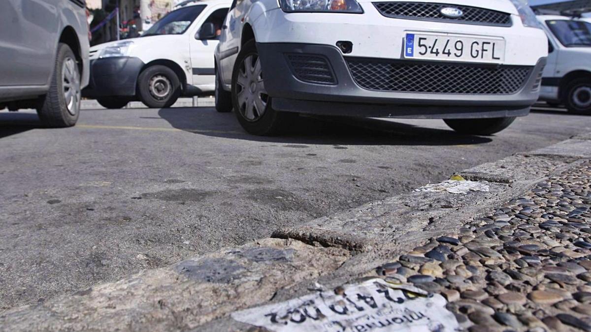 Un avís de la policia que ha retirat un cotxe en una zona de càrrega i descàrrega.