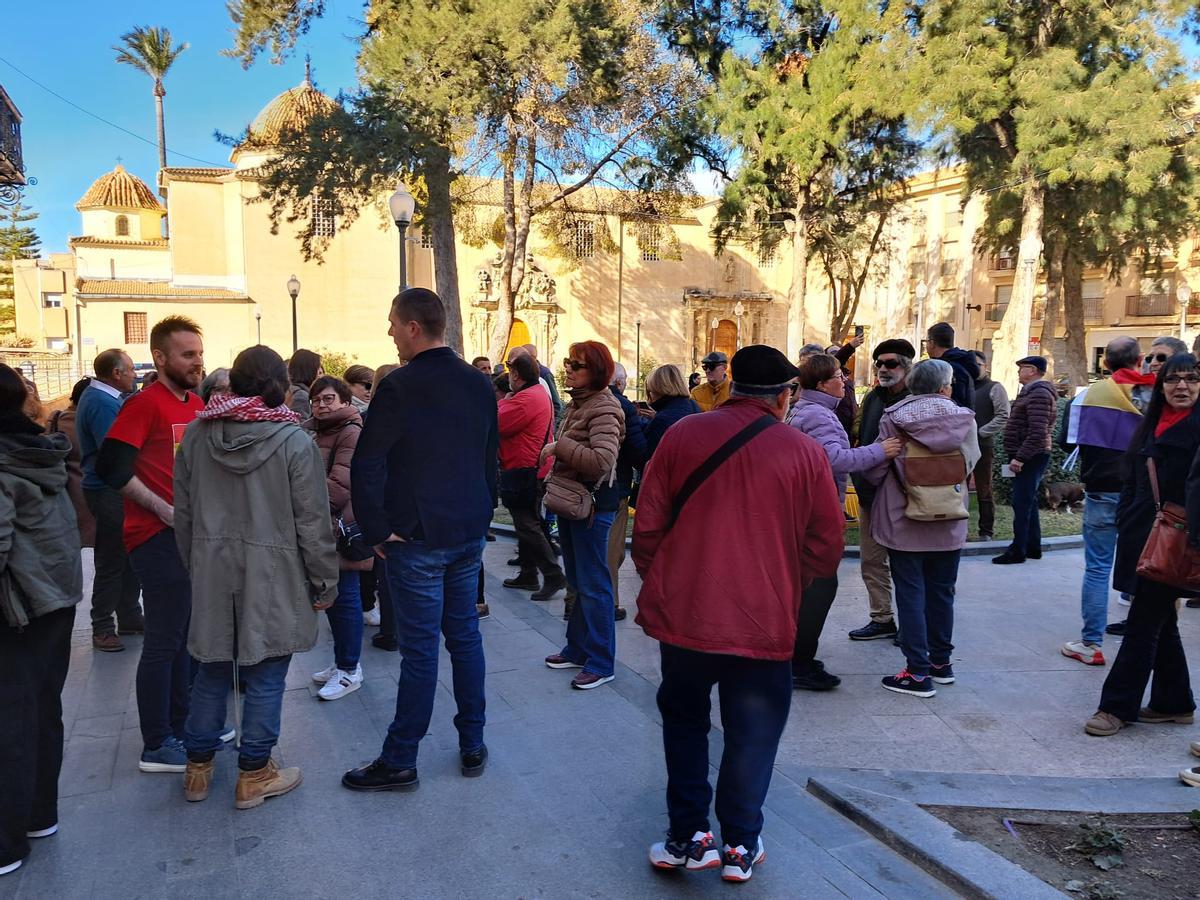 Concentración en la plaza del Carmen al mismo tiempo que se debatía la moción