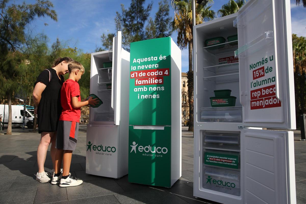 Acción de denuncia de la pobreza infantil de la asociación Educo, este jueves en Barcelona.