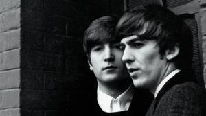 John Lennon y George Harrison en París, en 1964.
