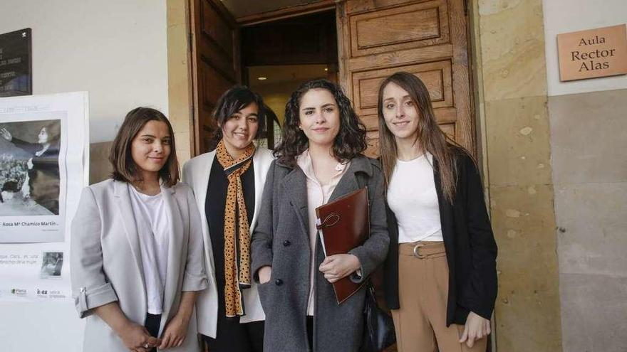 Por la izquierda, las estudiantes Carla Martínez, Cristina Martínez, Carla Rodríguez y Bárbara Jiménez, ayer, antes de la presentación del estudio en el edificio histórico de la Universidad de Oviedo.