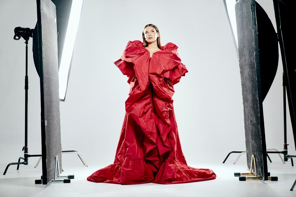 Laura Escanes, con abrigo rojo.