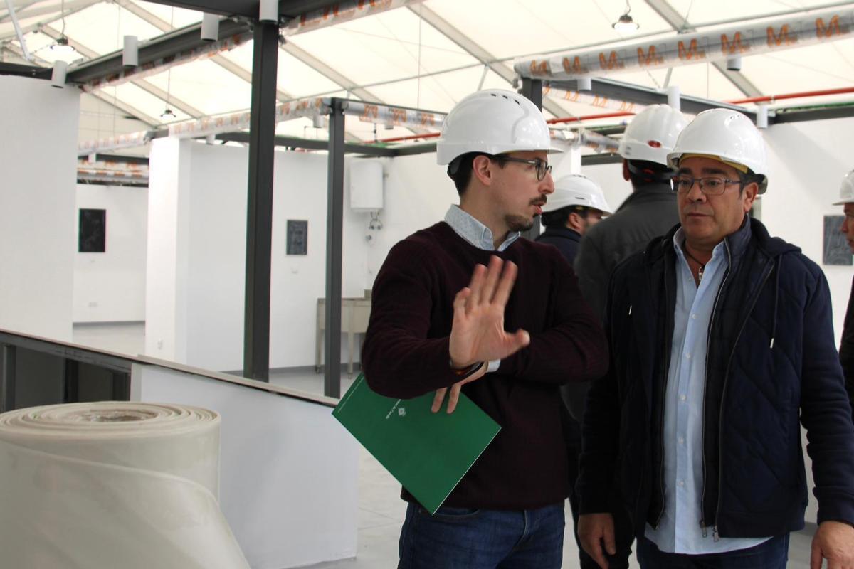 El concejal de Comercio, Alberto Vidal, junto al gerente del Mercado Central, José Luis Hernández.