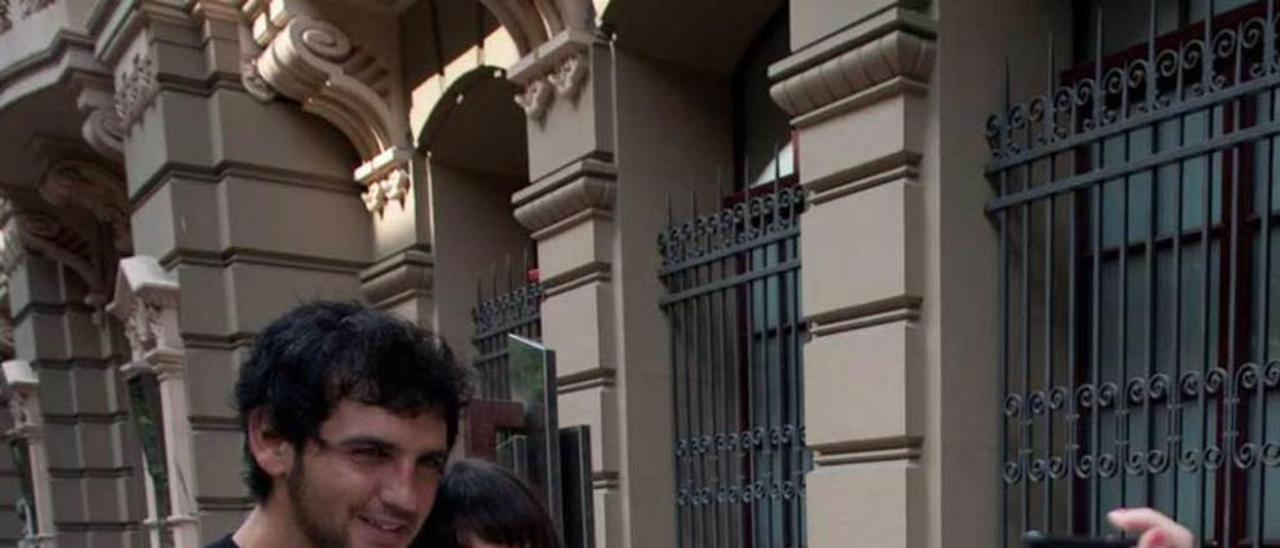 Fran Perea se deja fotografiar en la puerta del Palacio Valdés durante su anterior visita a Avilés.