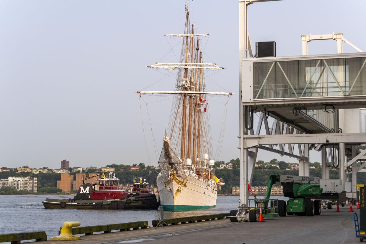La llegada de la Princesa Leonor a Nueva York, a bordo del buque escuela 'Juan Sebastián Elcano', en imágenes La llegada de la Princesa Leonor a Nueva York, a bordo del buque escuela 'Juan Sebastián Elcano', en imágenes