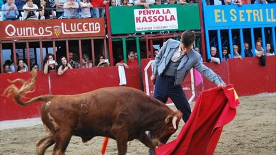 ‘Gitanillo Rubio’ muestra buenas maneras en la novillada de Llucena