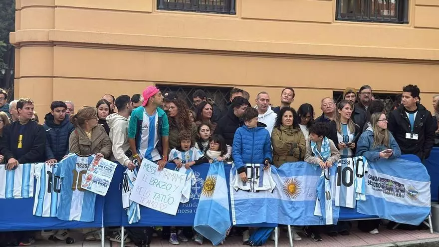 VÍDEO: Niños y adultos abarrotan los alrededores del hotel de La Reconquista para ver a Messi