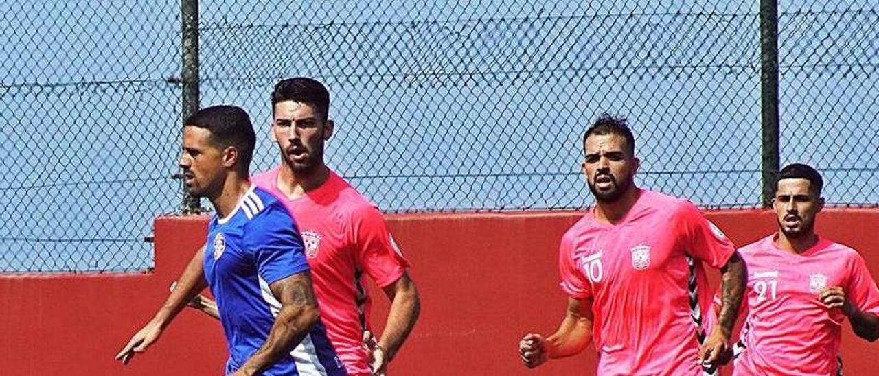 Varios jugadores del Vera persiguen a Vitolo, que sale con el balón.