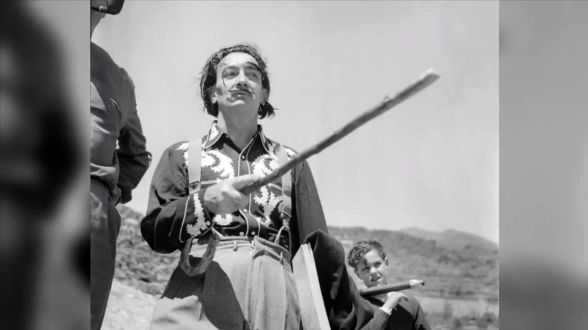 Dalí y el pequeño Joan Figueras, cargando el trípode de Francesc Català-Roca, camino de Portlligat.