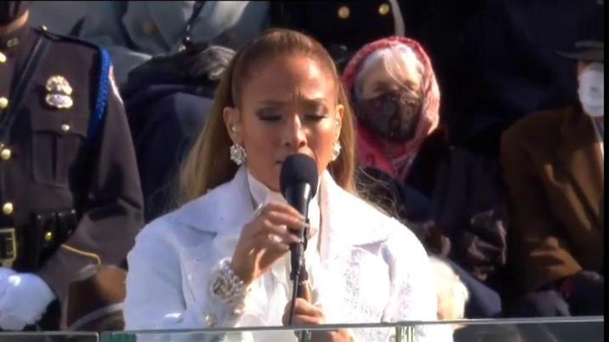 Jennifer Lopez recita en español el juramento de lealtad en la investidura de Biden