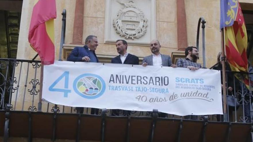 La colocación de la pancarta en la Plaça de Baix y un tramo del trasvase Tajo-Segura.