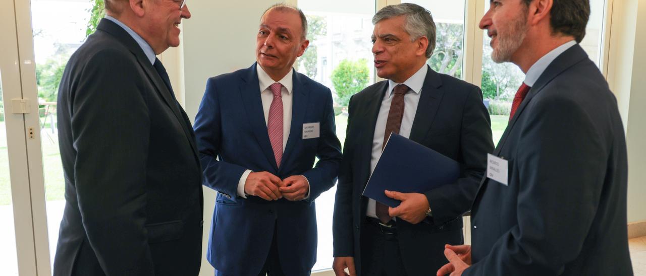 Ximo Puig y el presidente de la CEV, Salvador Navarro, con participantes en el foro empresarial en Portugal.