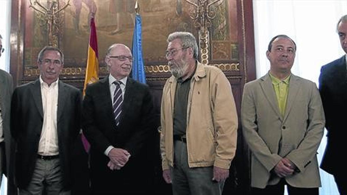 Montoro posa con los representantes sindicales y el secretario de Estado de Hacienda, ayer.