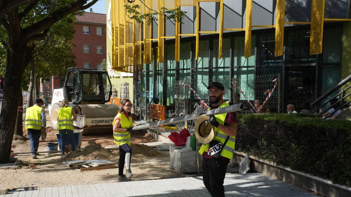 El Ayuntamiento de Córdoba inicia la obra de mejora del acerado del centro comercial La Sierra con fondos del PFEA