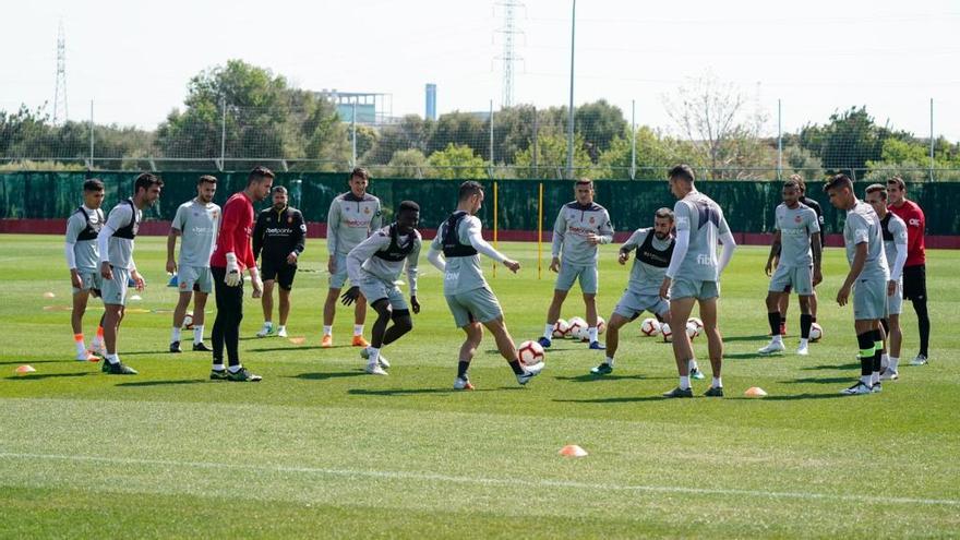 La plantilla durante un entrenamiento en Son Bibiloni.