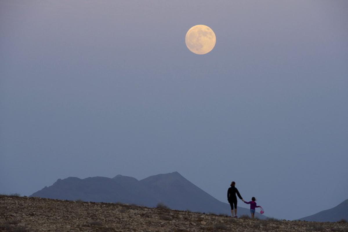 La superlluna en la localitat de Tuineje, a Fuerteventura.