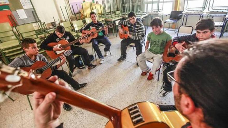 Alumnos del Colegio Virgen de la Puerta, en el taller de guitarra impartido por Frasquito.