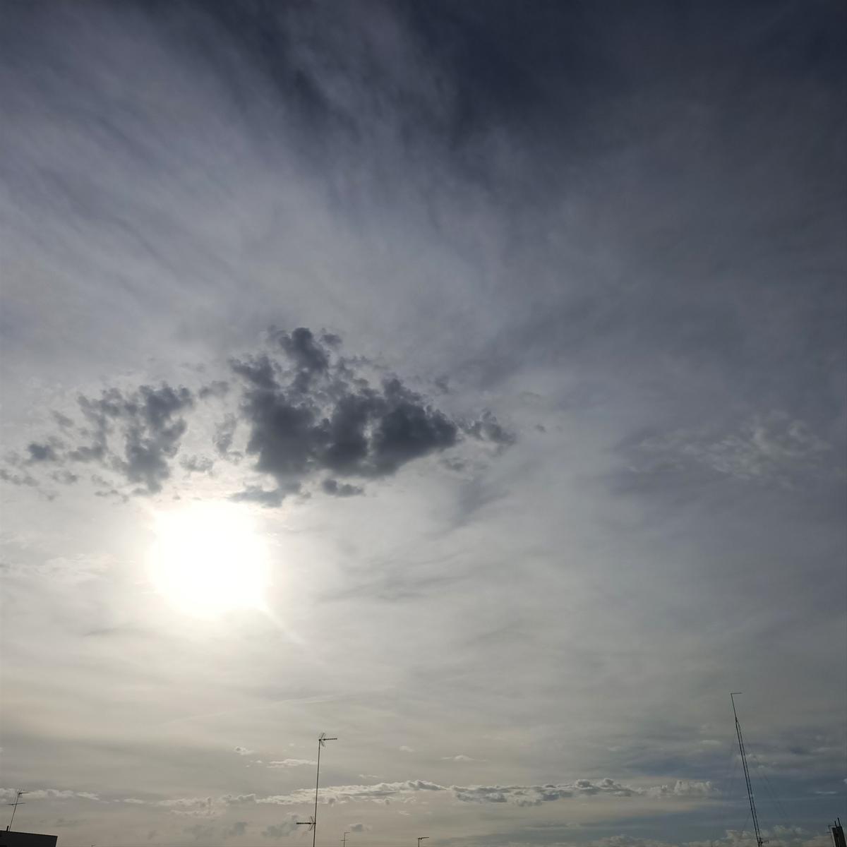 El cielo nuboso predomina este viernes en Extremadura.