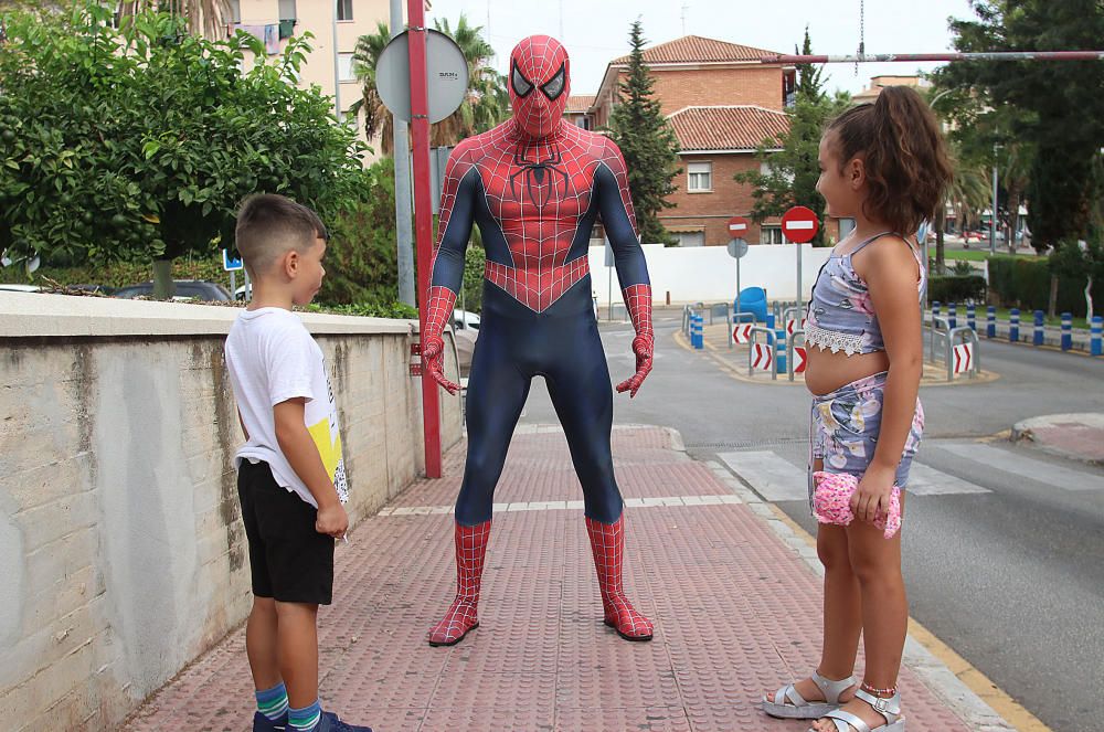 Eduardo Rodríguez recorre las plantas de oncología vestido de Spiderman.