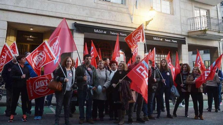 Concentración de ayer por la tarde ante la sede de la Cámara de Comercio. // Rafa Vázquez