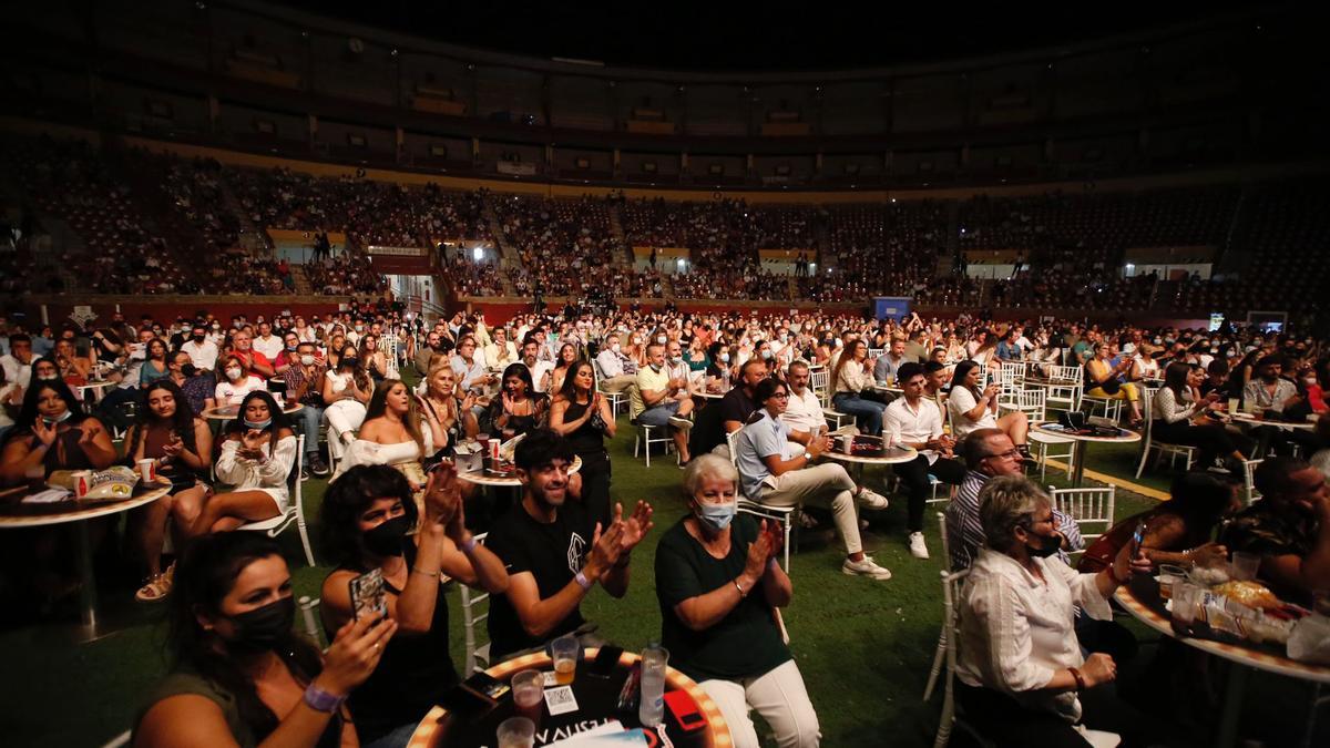 Publico asistente al concierto de Niña Pastori en la plaza de toros de Córdoba.