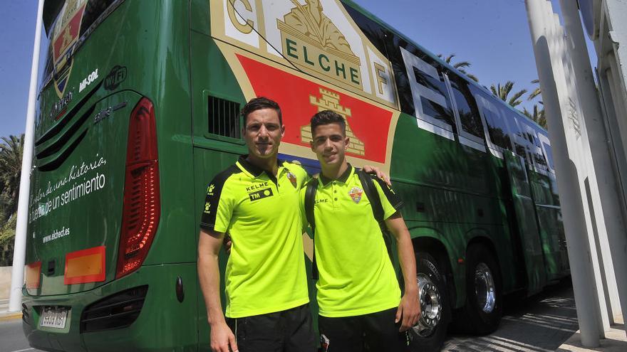 Edu Albacar posa con Javi López, junto al autobús del Elche, antes de viajar a Olot.