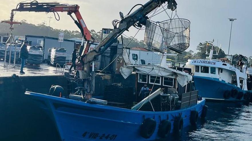 Descargas de mejillón en el muelle deVilanova, ayer.