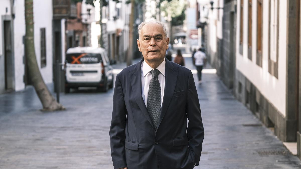 Gonzalo Marrero, director de Cáritas Diocesana de Canarias, este viernes en la calle Torres en el barrio de Triana en la capital grancanaria.