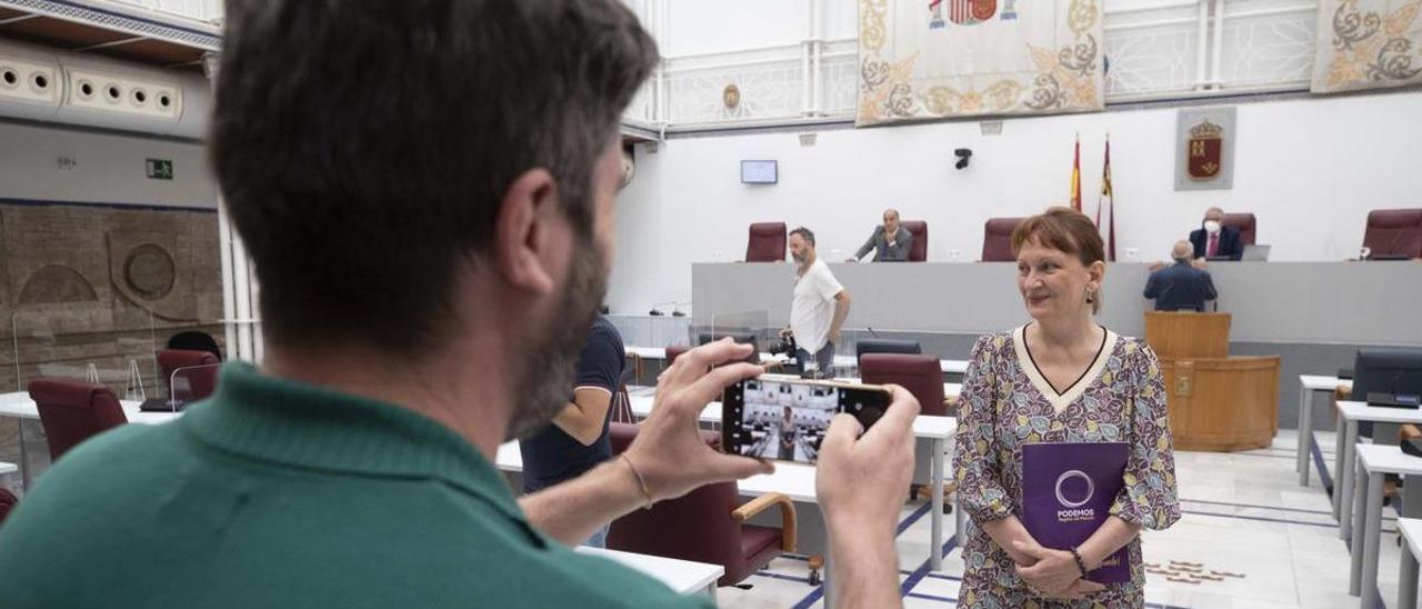 María Marín (Podemos), antes de comenzar el pleno.