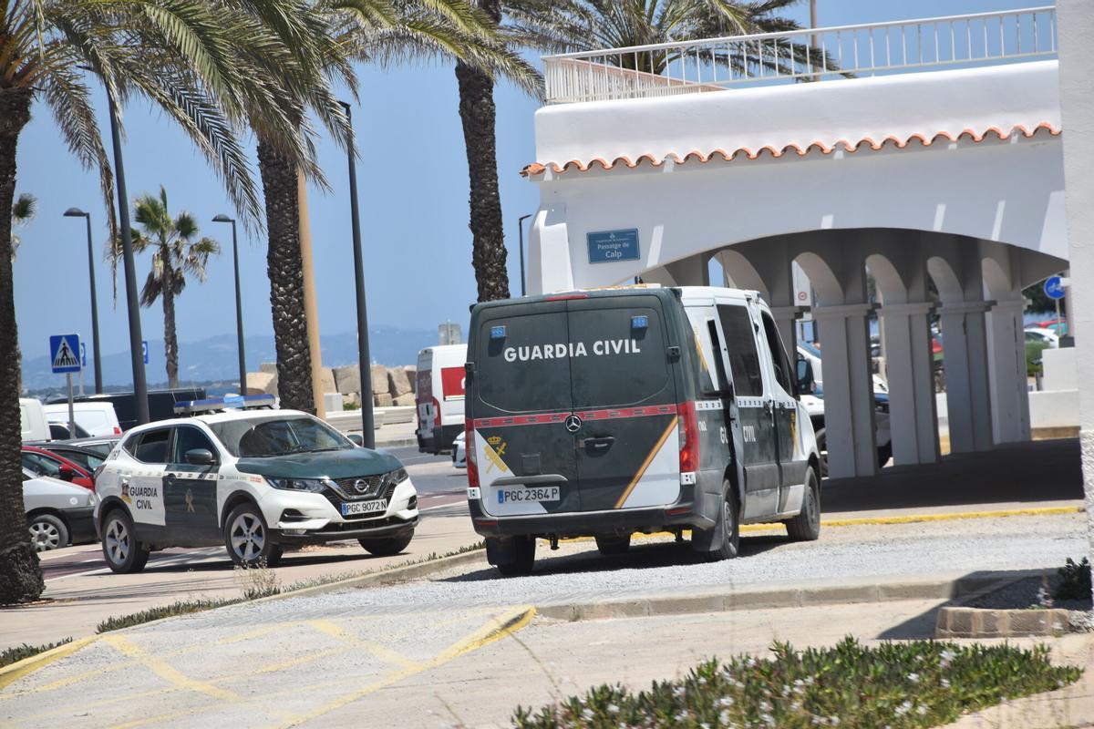 Agentes de la Guardia Civil custodiando migrantes en la Savina, Formentera