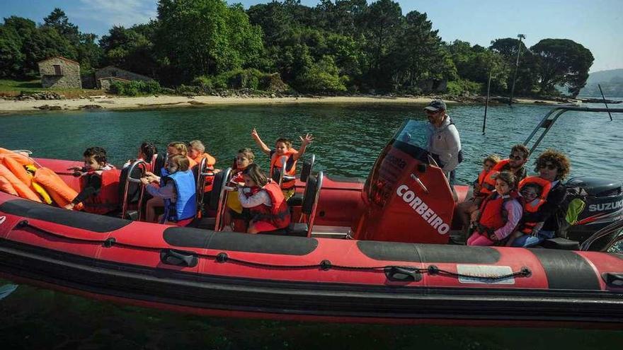 Participantes en una de las visitas organizadas por Corticata a la isla de Cortegada.  // Iñaki Abella