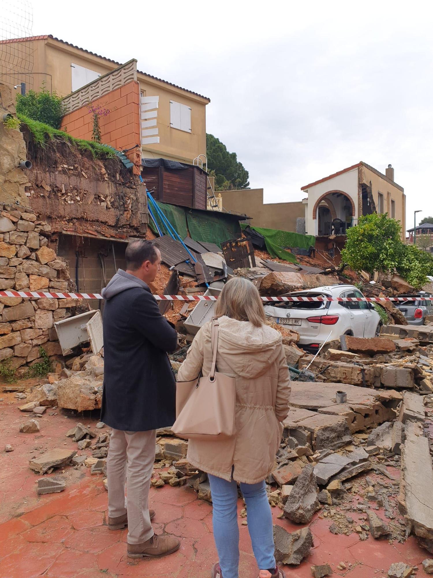 Cae el muro de una casa en la urbanización Masía de Traver de Riba-roja de Túria