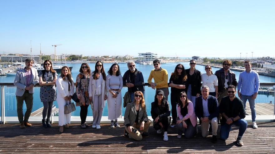 Foto grupo de algunos de los socios que han asistido a la visita, Amanda Simón, Ángela Castelló y Leticia Gonzalbez .