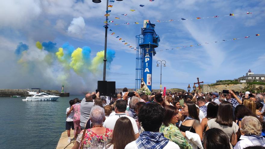 La emotiva Salve Marinera con la virgen del Carmen en pleno puerto de Tapia