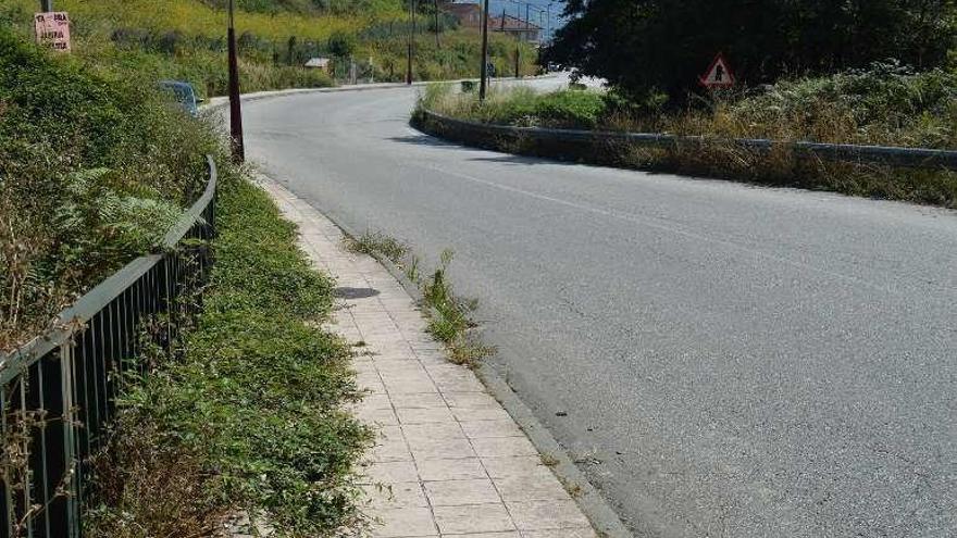 Estado que presenta la carretera de Peinador a Os Valos, ayer. // FdV