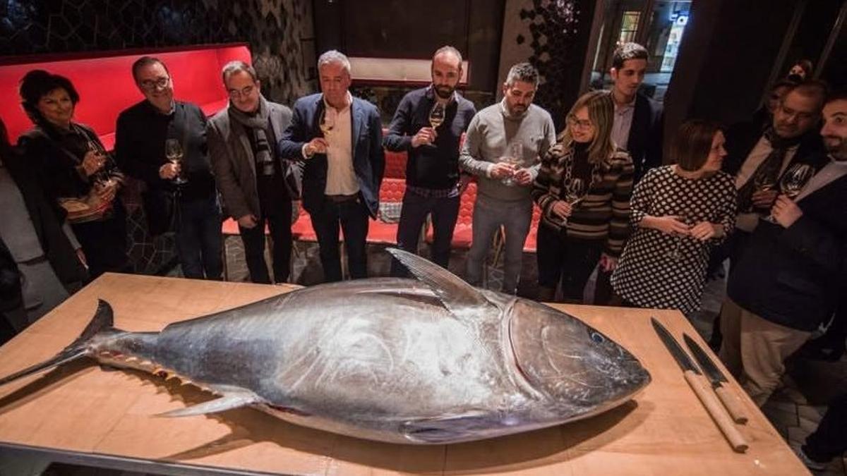 Un atún de Balfegó poco antes de ser despiezado en la ceremonia 'kaitai' en Tunateca.
