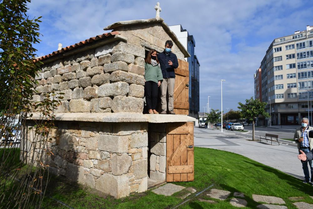 Rey visita el hórreo rehabilitado en San Roque