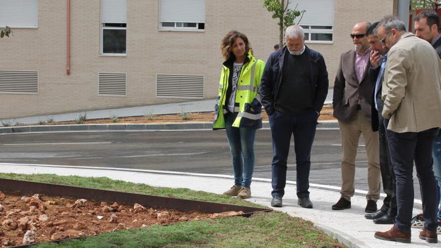 El alcalde, Antonio Francés, y el edil de Movilidad, Jordi Martínez, visitando la rotonda para comprobar su funcionamiento en primera persona.