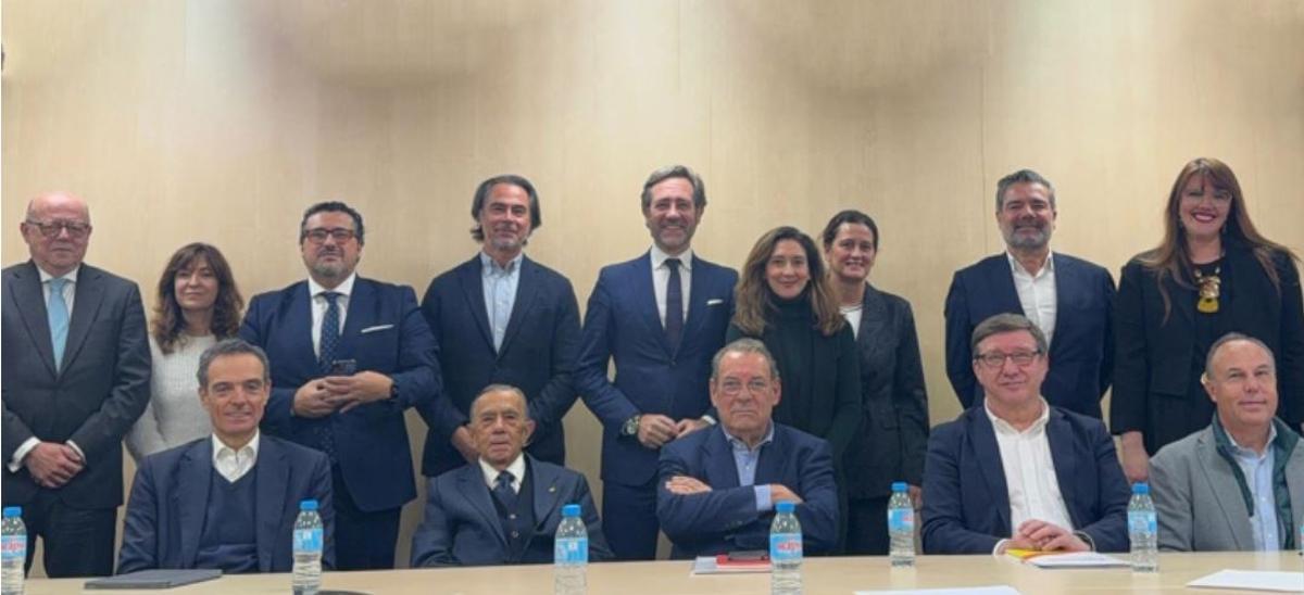Miembros de la Mesa del Turismo posan, a los que asesora Bauzá, tras constituir el Consejo de Política Europea, el pasado 12 de enero, en Madrid.
