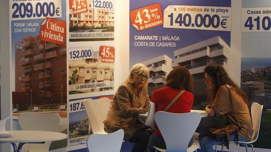 Clientes consultan las condiciones de una vivienda en una pasada edición del salón SIMed