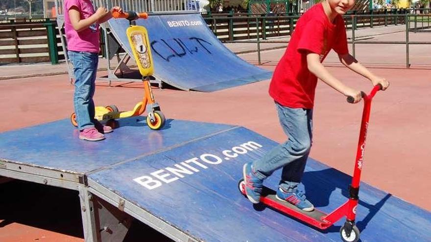 Unos niños patinan en las pistas de skate de Arcade. // Faro