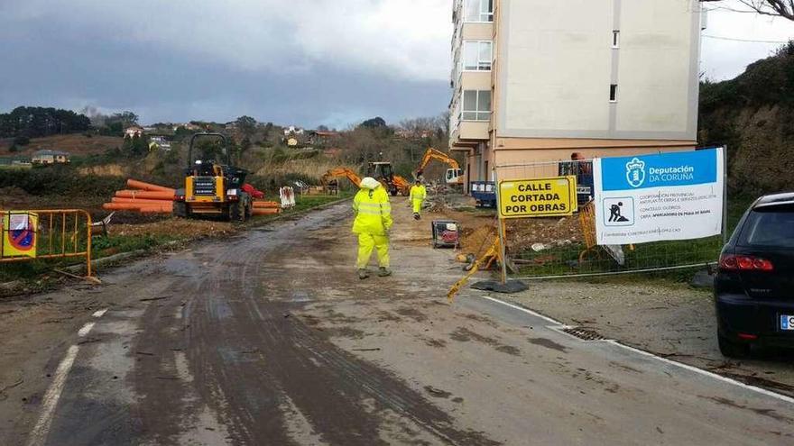 Obras en el acceso a la playa de Naval.